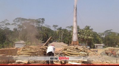 কাঠ দিয়েই ইট পোড়ানো হচ্ছে