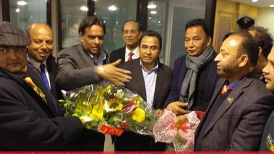 ইতালিতে পৌঁছার পর অর্থমন্ত্রীকে ফুলেল শুভেচ্ছা