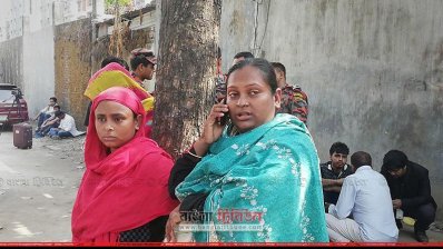 ইসহাক বেপারীর মরদেহের অপেক্ষায় ঢামেকের মর্গের সামনে তার বোন ও স্ত্রী