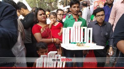 কেন্দ্রীয় শহীদ মিনারের বেদিতে রাখা হচ্ছে হাতে তৈরি শহীদ মিনার