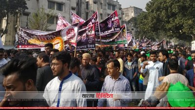 কেন্দ্রীয় শহীদ মিনারে ফুল দিতে আসা মানুষের ভিড়