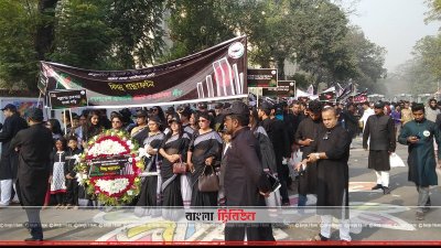 কেন্দ্রীয় শহীদ মিনারে ফুল দিতে মানুষের ভিড়