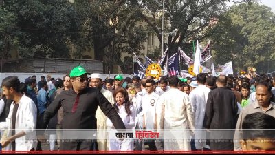 কেন্দ্রীয় শহীদ মিনার এলাকায় ঢাকাবাসী