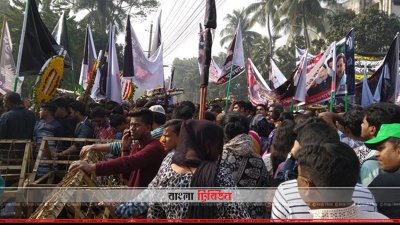 কেন্দ্রীয় শহীদ মিনার এলাকায় মানুষের ভিড়