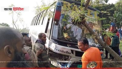 খুলনায় দুর্ঘটনার শিকার বাস