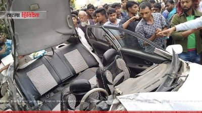 খুলনায় দুর্ঘটনার শিকার প্রাইভেটকার
