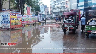খুলনায় বৃষ্টিতে সড়কের একপাশে জলাবদ্ধতা