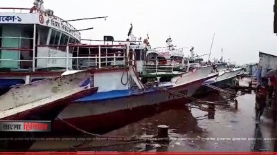 কাঁঠালবাড়ী-শিমুলিয়া নৌরুটে ছোট ছোট নৌযান চলাচল বন্ধ রয়েছে নদী উত্তাল থাকার কারণে