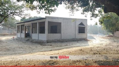 কবরস্থানের ভেতরে নির্মাণাধীন টিনসেড মসজিদ