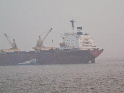 নদীতে নোঙর করে থাকা পণ্যবাহী জাহাজ