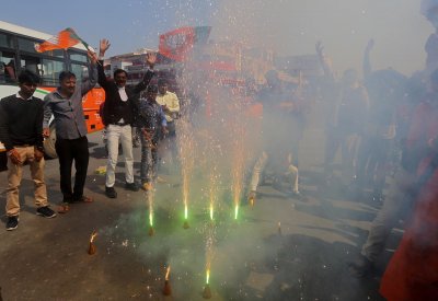 পাকিস্তানে হামলায় ভারতে উৎসবের আমেজ, আতঙ্কে সীমান্তের বাসিন্দারা