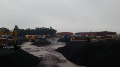 বৃষ্টির কারণে পণ্য খালাস ব্যাহত