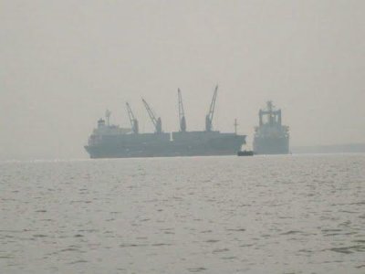 নদীতে নোঙর করে থাকা পণ্যবাহী জাহাজ