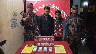 কেডসের ভেতর ৪ লাখ টাকা, বেনাপোলে আটক দুই ভারতীয়