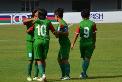 গোল উদযাপন করছে মেয়েরা