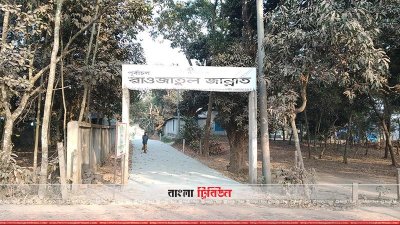 পূর্বাচলে &lsquo;রাওজাতুল জান্নাত&rsquo; নামে প্রাইভেট কবরস্থানে ঢোকার পথে সাইন বোর্ড