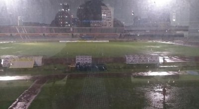 বৃষ্টিতে পানি জমে যায় বঙ্গবন্ধু স্টেডিয়ামে