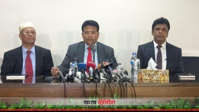 নির্বাচন কমিশনে ব্রিফিং করছেন ইসি সচিব