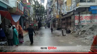 মতিঝিল আইডিয়াল স্কুল অ্যান্ড কলেজ বনশ্রী কেন্দ্রে মাঝে মাঝে ভোটারের দেখা মেলে এভাবেই। (ছবি: সঞ্চিতা সীতু)