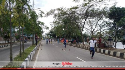 হাতিরঝিলে সড়কে শিক্ষার্থীদের খেলাধুলা