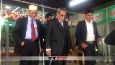ভোট দানের উদ্দেশে কমিশন থেকে বের হচ্ছেন প্রধান নির্বাচন কমিশনার কে এম নূরুল হুদা