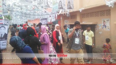 রাজধানীর উত্তরখানের একটি ভোটকেন্দ্রের বাইরে বিভিন্ন কাউন্সিলর প্রার্থীর সমর্থকদের জটলা (ছবি: শেখ জাহাঙ্গীর আলম)