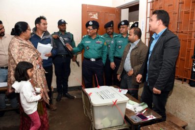 ভোট দিচ্ছিলেন ডিএমপি কমিশনার
