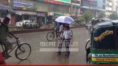 হঠাৎ বৃষ্টিতে নাকাল রাজধানীবাসী