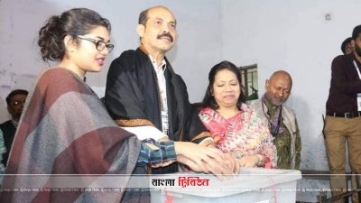 ভোট দিচ্ছেন আওয়ামী লীগ মনোনীত প্রার্থী আতিকুল ইসলাম