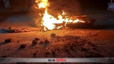 একটি মোটরসাইকেলে আগুন ধরিয়ে দেওয়া হয়