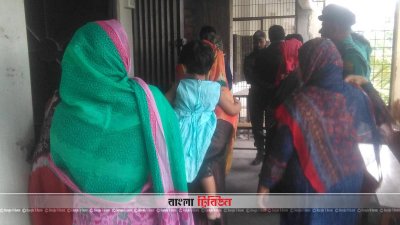 ভোট দেওয়ার জন্য অপেক্ষা করছেন নারী ভোটাররা