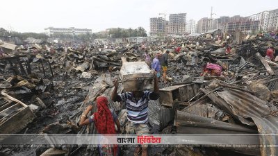 আগুন পুড়ে যাওয়া ঘর থেকে বাকি সম্বলটুকু উদ্ধার