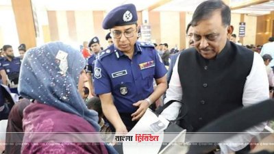 নিহত পুলিশ সদস্যদের পরিবারের হাতে উপহার তুলে দিচ্ছেন স্বরাষ্ট্রমন্ত্রী