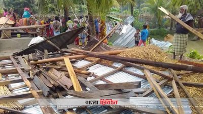 ঝড়ে বিধ্বস্ত ঘরের সামনে অসহায় বৃদ্ধ মালিক