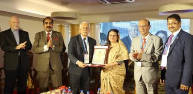 বাংলাদেশ হাইটেক পার্ক কর্তৃপক্ষের ব্যবস্থাপনা পরিচালক হোসনে আরা বেগমকে সম্মাননা দিয়েছে আইপিএম