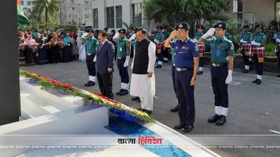 স্মৃতিস্তম্ভে পুলিশ সদস্যদের স্মরণে পুষ্পস্তবক অর্পণ