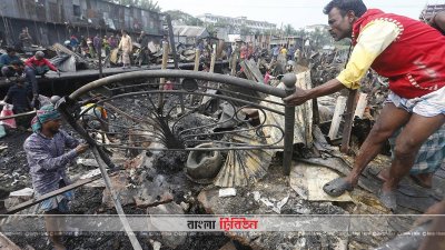 পুড়ে যাওযা ঘর থেকে শেষ সম্বল উদ্ধারের চেষ্টা