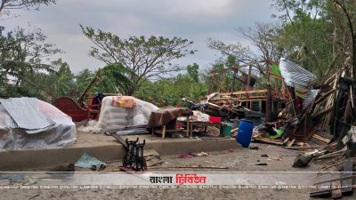 পাথরঘাটা উপজেলার কালমেঘা ইউনিয়নে ঝড়ে বিধ্বস্ত বসত ঘর