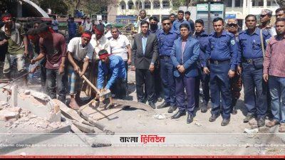 আদালত প্রাঙ্গণ থেকে অবৈধ স্থাপনা উচ্ছেদ করা হচ্ছে