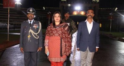 দেশের মাটিতে ভারতীয় কর্মকর্তাদের সঙ্গে পাইলট অভিনন্দন বর্তমান