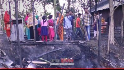 আগুনে পোড়া ভিটায় নিহতের স্বজনেরা (ছবি&ndash; প্রতিনিধি)