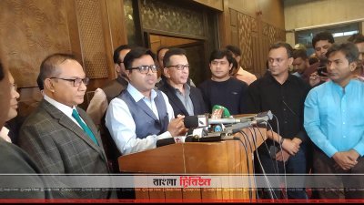 সংবাদ সম্মেলনে কথা বলছেন মেয়র