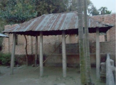 সংস্কারের অভাবে পড়ে থাকা মন্দির