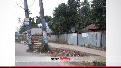 রাস্তার মাঝখানে বিদ্যুতের খুঁটি