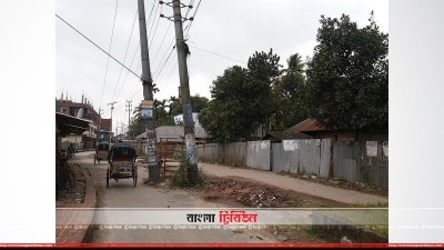 রাস্তার মাঝখানে বিদ্যুতের খুঁটি