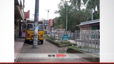 রাস্তার মাঝখানে বিদ্যুতের খুঁটি