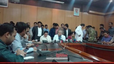ওবায়দুল কাদেরের শারীরিক অবস্থা সম্পর্কে সাংবাদিকদের ব্রিফ করছেন বিএসএমএমইউর উপাচার্য