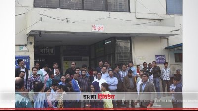 হাসপাতালের সামনে নেতাকর্মীদের ভিড়