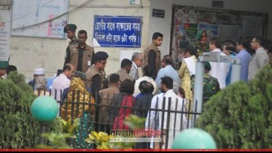 ওবায়দুল কাদেরকে দেখতে বিএসএমএমইউ-তে যান রাষ্ট্রপতি