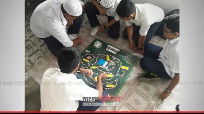 যৌন ও প্রজনন স্বাস্থ্য শিক্ষার অংশ হিসেবে  দশ-ঊনিশের মোড় লুডু খেলছে ছেলেরা